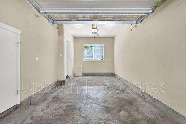 Building Photo - 8900 SW Elena Ln
