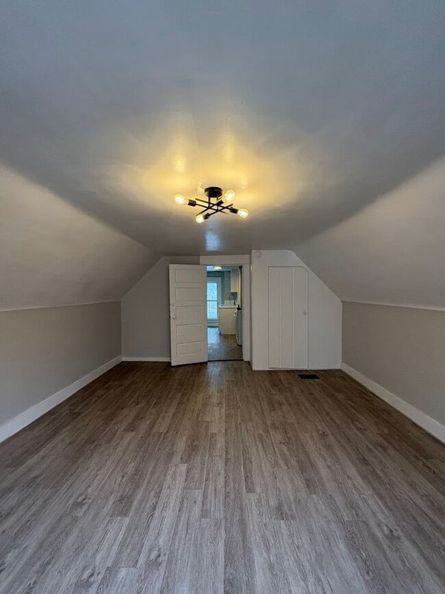 Building Photo - 96 Hall St