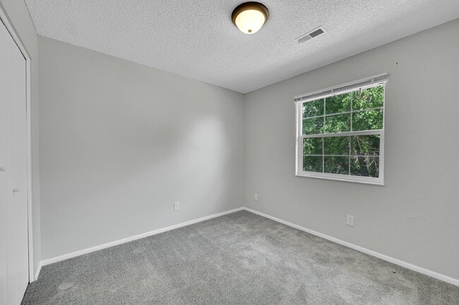 Building Photo - 3 Bed/1.5 Bath - Townhome in Colorado Spri...