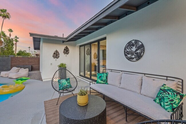 Building Photo - 5002 E Paradise Dr