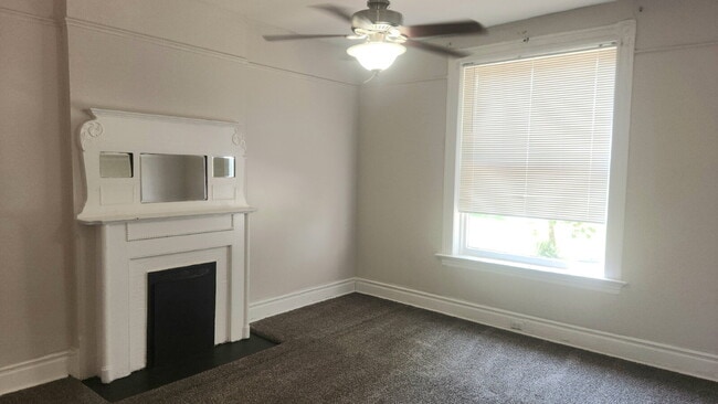 Building Photo - "Cozy 2-Bedroom Duplex in the Heart of St....