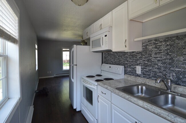 Building Photo - 95 4th Ave S