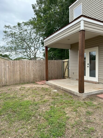 Building Photo - 111 Village Square Dr