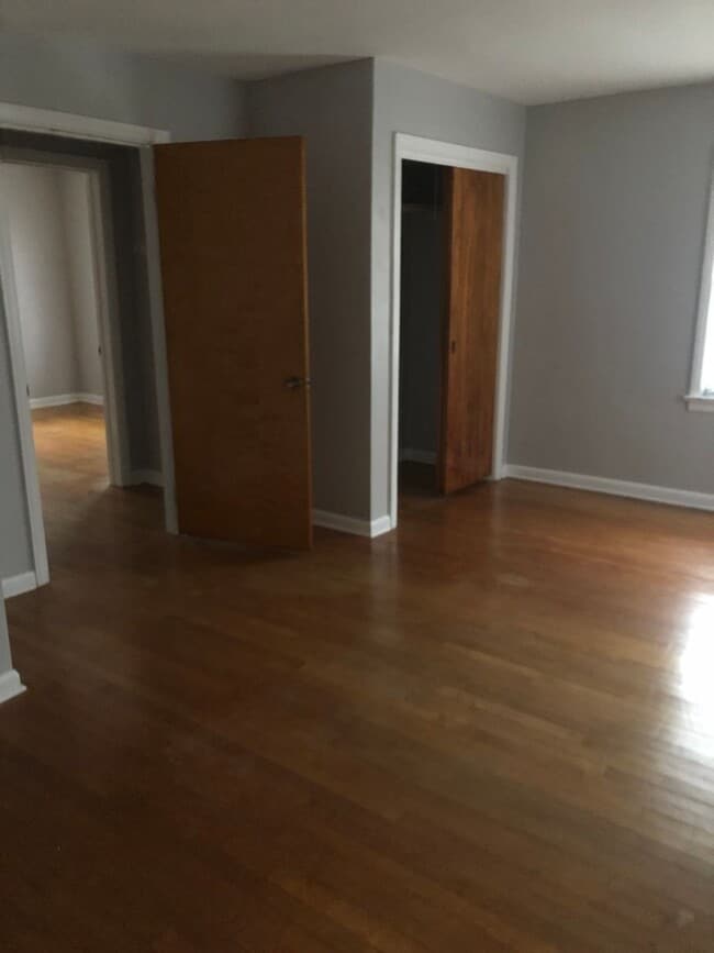 Building Photo - 3 Bedroom/1 Bath - Near Hoosier Park Racing and Casino