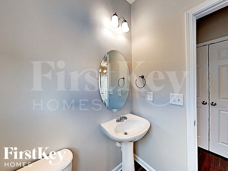 Building Photo - 2460 Vistoria Dr