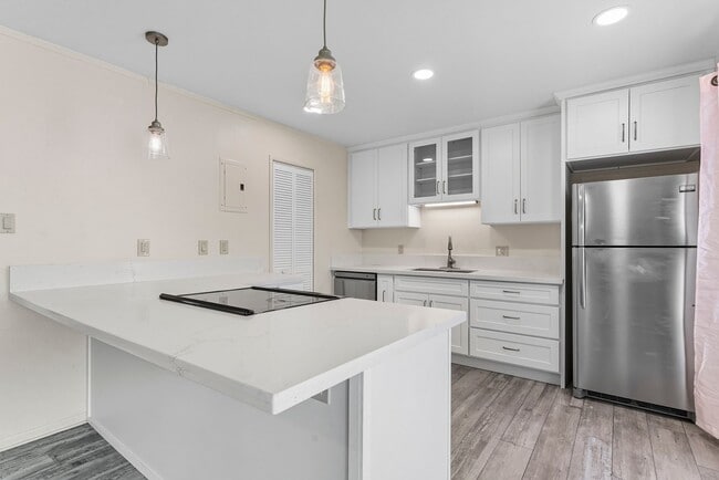 Building Photo - Townhouse with 3 bedrooms / 1.5 bathrooms / 2 assigned parking stalls