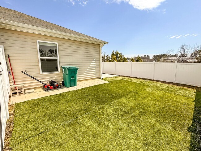 Building Photo - Upgraded 3 Bed, 2 Bath Pet-Friendly Home w...