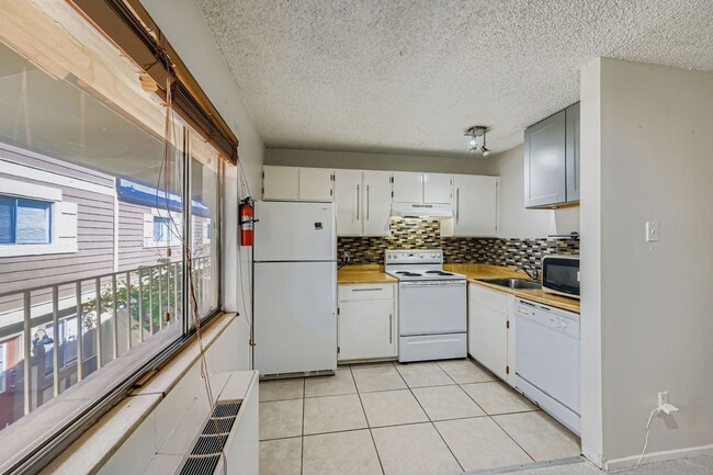 Building Photo - Move-In Ready 1-Bed Near Campus ***$500 Off First Month's Rent***