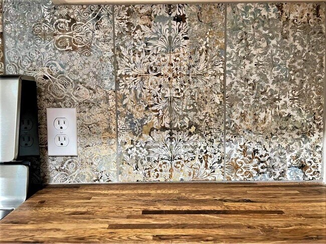 Building Photo - 903 N Valderas St