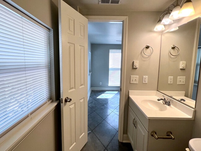 Building Photo - 835 Porter Rd