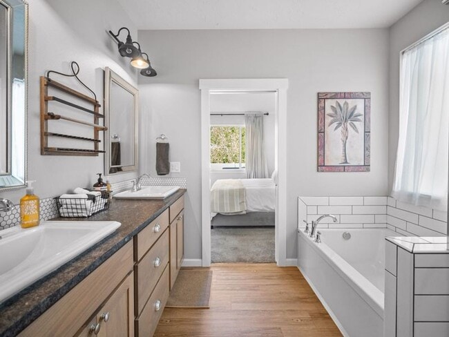 Building Photo - Fully Furnished Luxury 3-Bed, 2-Bath Home ...