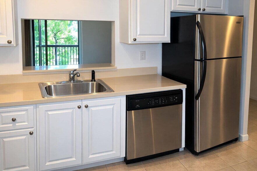 Building Photo - 711 N Pine Island Rd