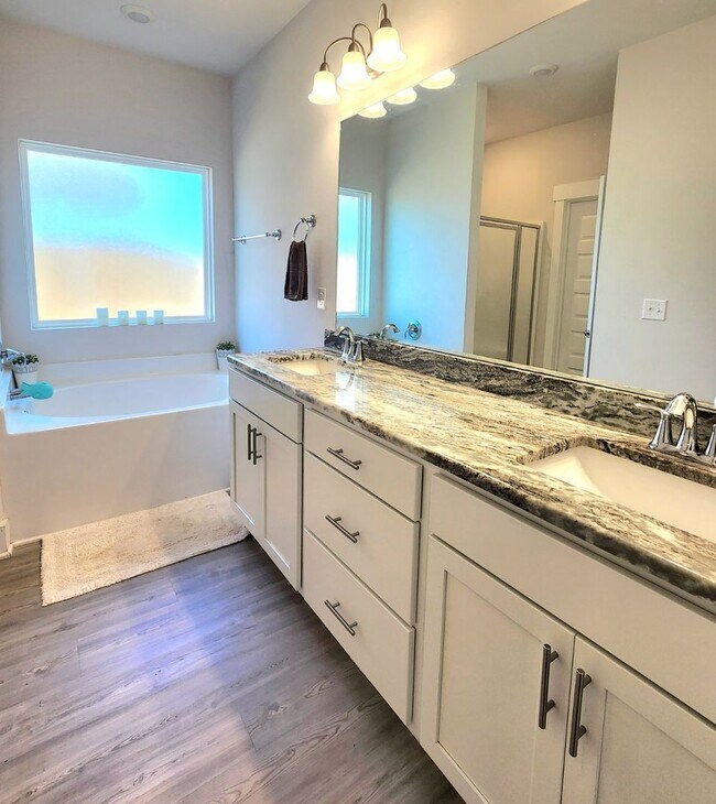 Building Photo - Stunning 4-Bed, 3-Bath Beauty, 2,117 sq. ft. of Pure Comfort and Style!