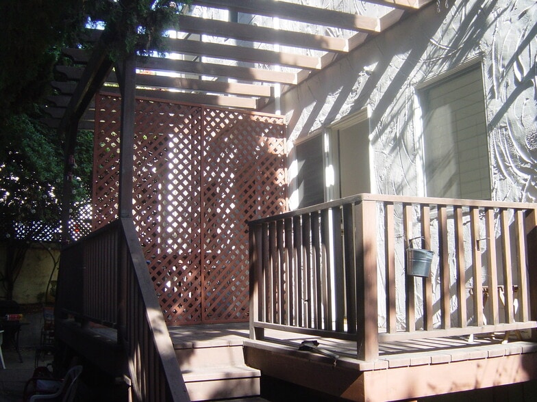 Rear yard deck - 4310 Clarissa Ave