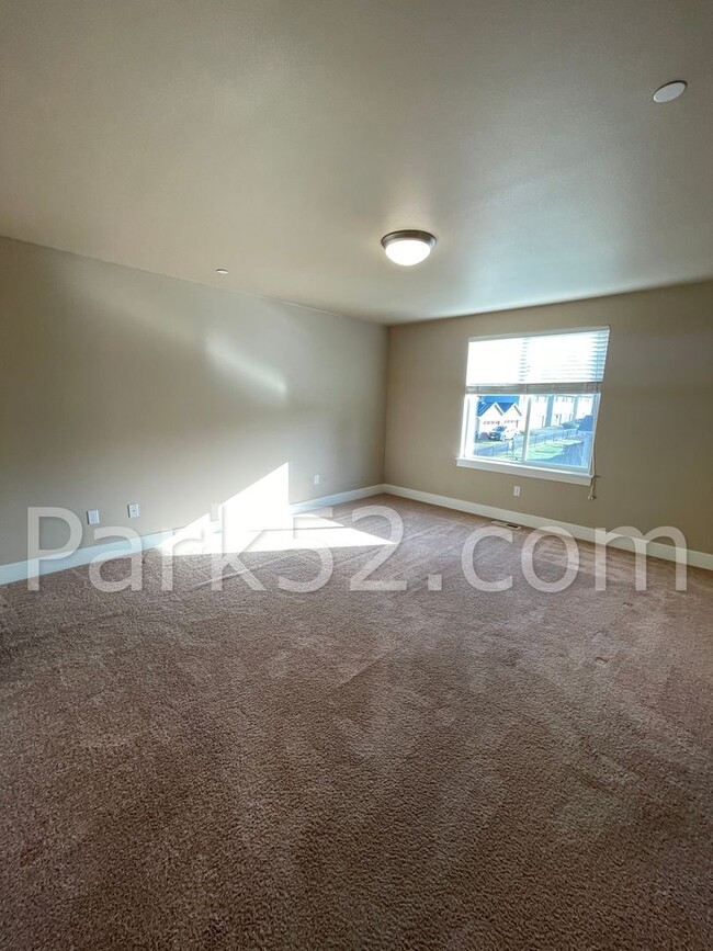 Building Photo - 3 Bedroom Townhouse in Olympia