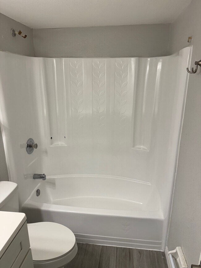 Building Photo - 165 Windtree Ln