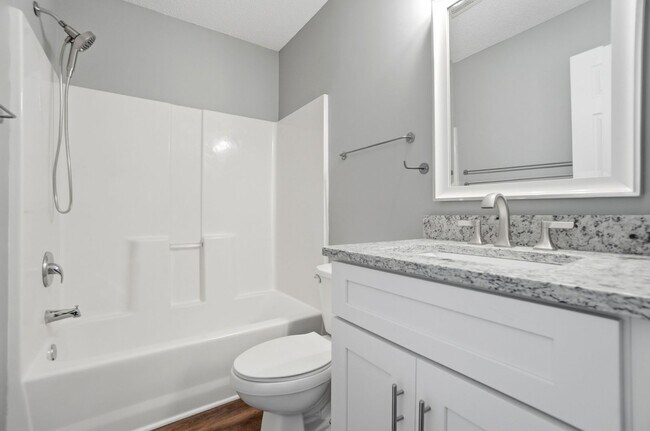 Building Photo - 2 Bedroom End Unit Townhome in University Heights!