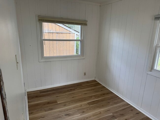 Building Photo - 2 bedroom 1 bath $1000
