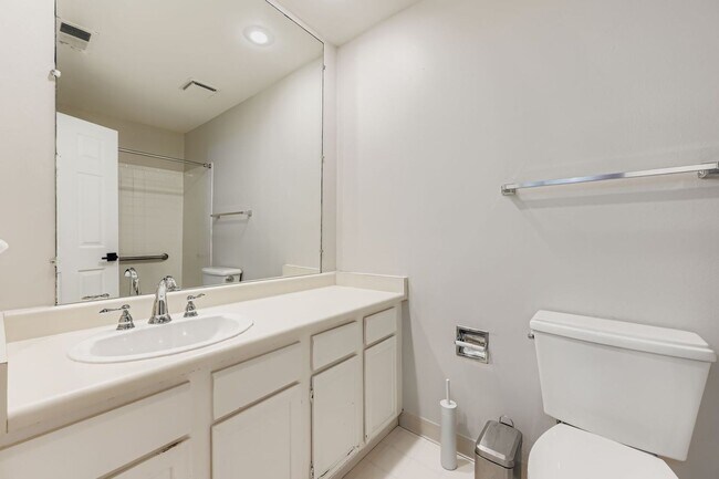 Building Photo - Stylish Townhome with Loft, Fireplace & Ga...