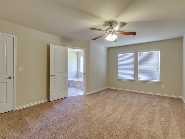 Building Photo - 4 Bedrooms/2 Baths in Falling Springs Addition - Deer Creek Schools - Community Pool