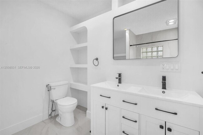 Building Photo - 3441 N Hills Dr