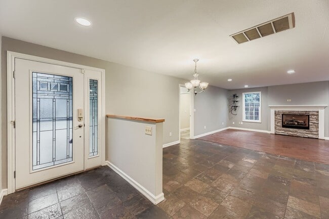 Building Photo - Amazing 4bed/2bath Home with Attached Garage in Kirkland!