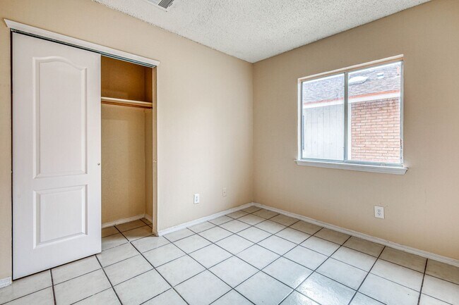 Building Photo - 3 Bed 2 bathrooms house 79936