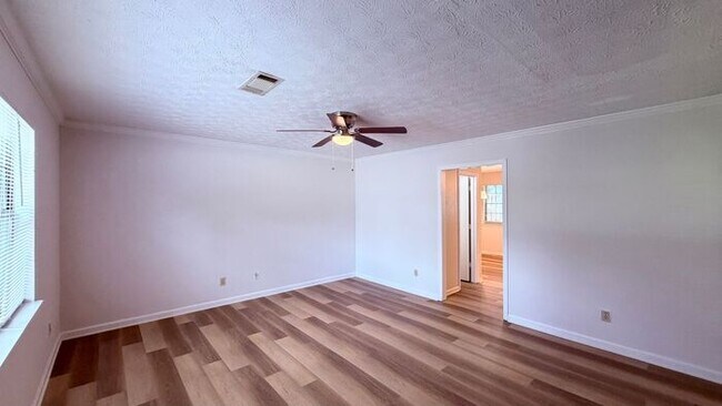 Building Photo - Snellville 2 Bed-2.5 Bath Townhouse, BRAND NEW KITCHEN and Flooring, End Unit