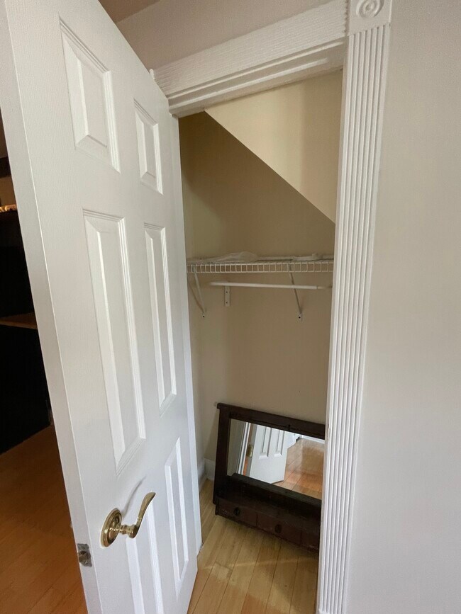 Building Photo - 550 Hobart Plz NW