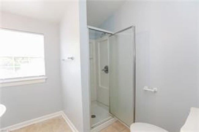 Building Photo - Renovated 3 bed, 1.5 bath Single-Family