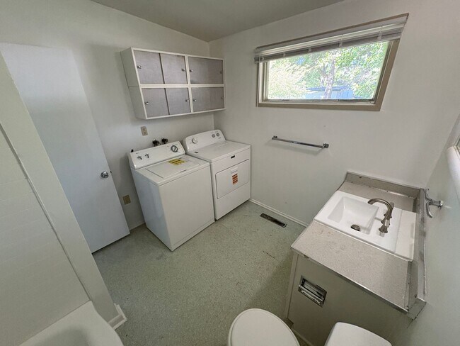 Building Photo - Charming Home, new carpet, laundry, backyard