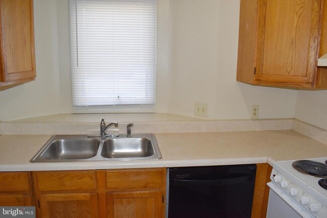 Building Photo - 955 Orchard Dr