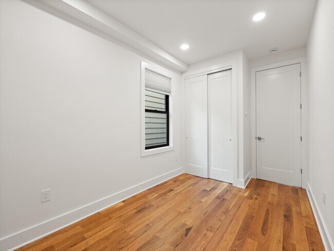 Building Photo - 858 W SIDE Ave