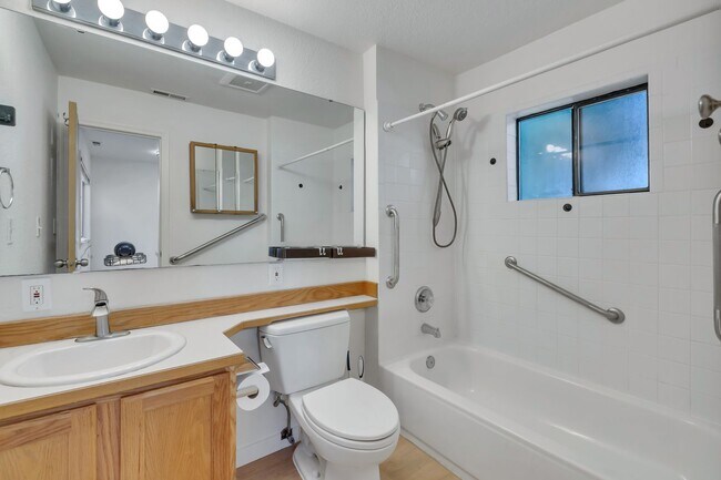 Building Photo - Charming 3 bed/1bath Lynnwood Home