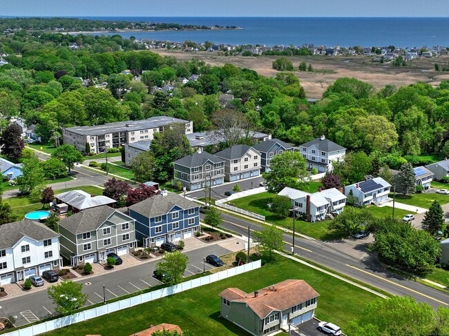 Building Photo - 337 Meadowside Rd