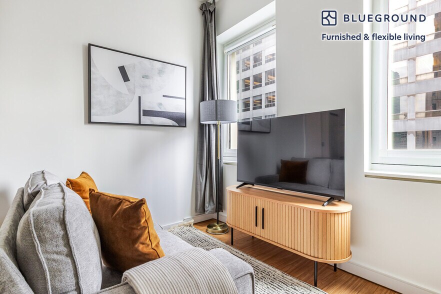 Building Photo - 70 W 45th St