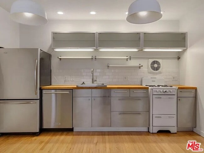 Building Photo - 906 Venezia Ave