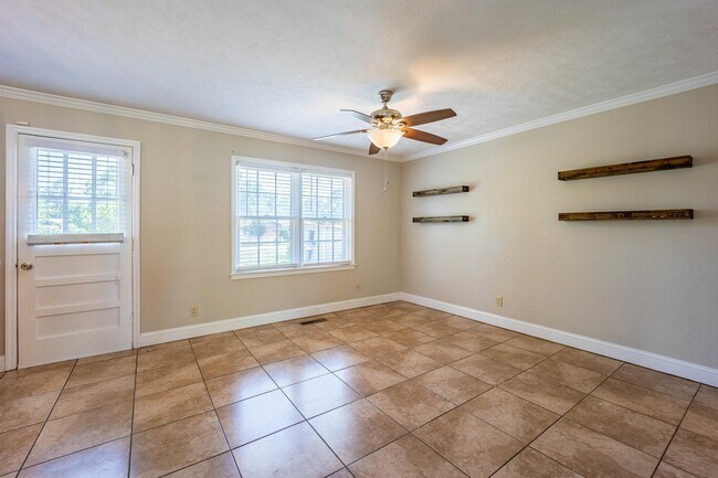 Building Photo - 407 Holly Dr