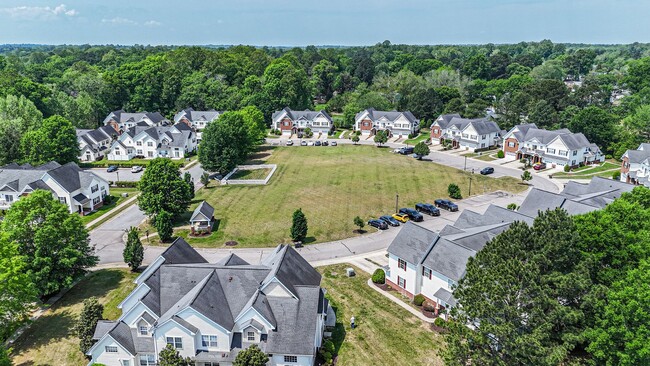 Building Photo - Stunning and Spacious 3 Bedroom 2.5 Bath C...