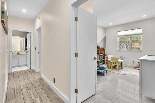 Building Photo - 8520 Vía Romana