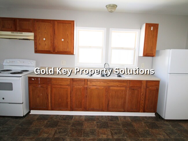 Building Photo - Roomy 3 BR 1 BA House with 2 Covered Porches and Garage (SECTION 8 APPROVED)