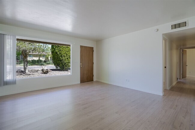 Building Photo - 3 bedroom,1.5 bath with 1 car garage close to schools, hospital and shopping!