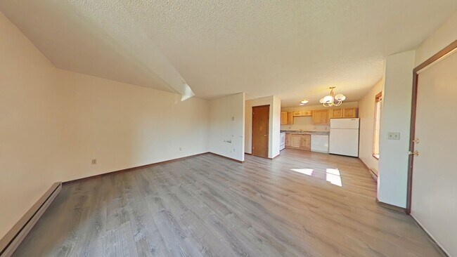 Building Photo - Pet Friendly! Top Floor Apartment! Conveni...