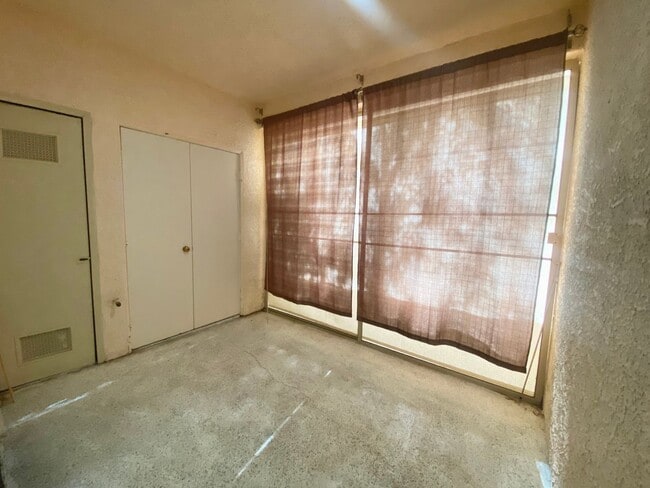 Building Photo - Cozy 2bd/2ba Gated Condo! W/ 2 Community Pools and Spa!