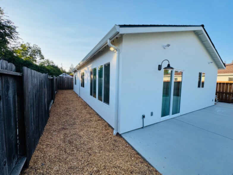 Building Photo - 5037 Kenmore Dr