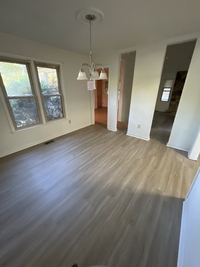 Building Photo - Location is Everything! Close to Downtown and all that it has to offer! Shopping, Restaurants, Pa...