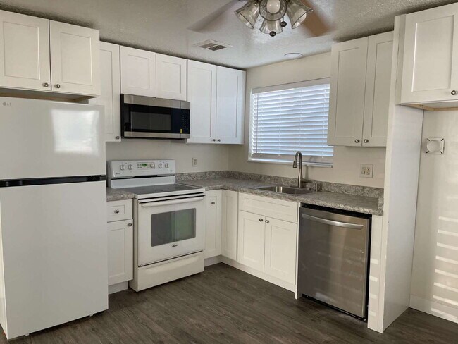 Building Photo - "Charming 2-Bedroom Retreat in Pleasant Gr...