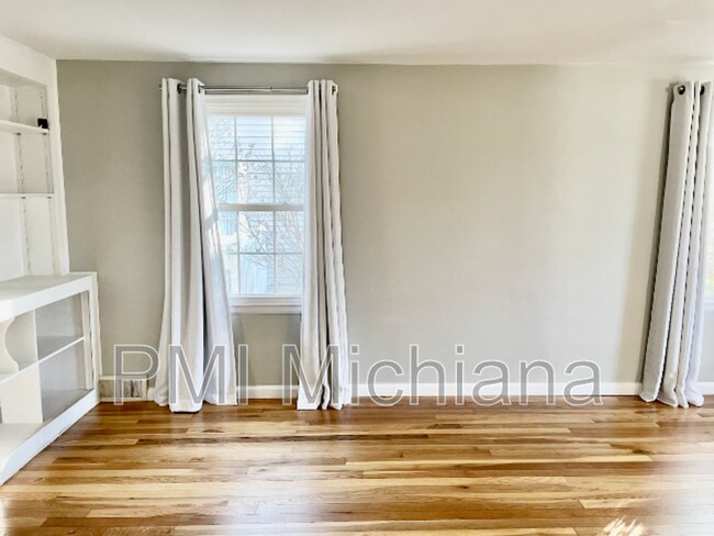 Building Photo - 1311 E Monroe St