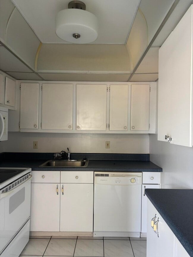 Building Photo - 75 Sheffield D