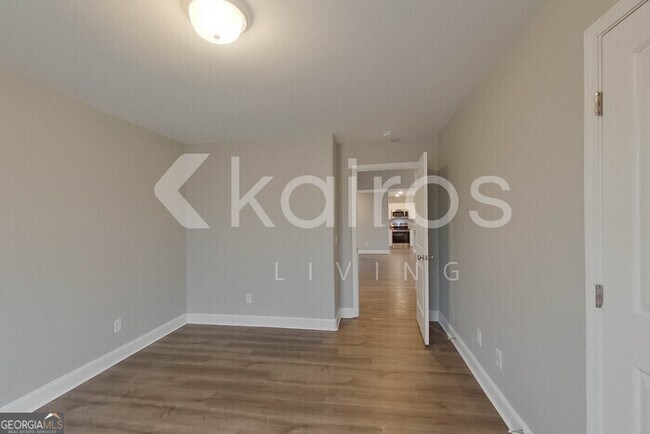 Building Photo - 300 Hemlock Ct